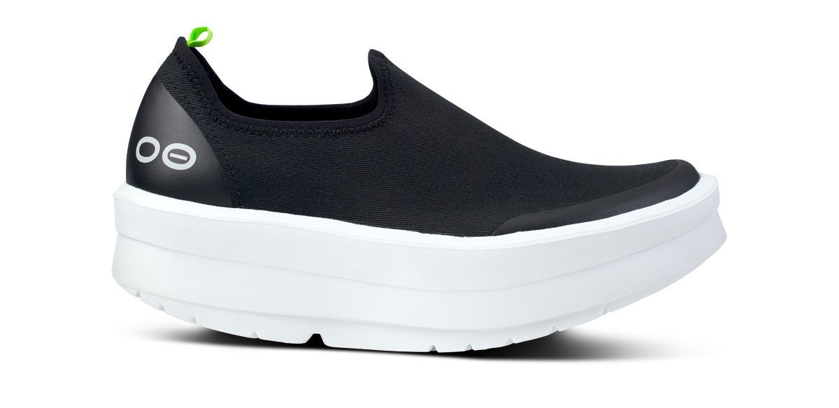 Oofos OOmega eeZee Low Shoe White / Black | 50863-URCB