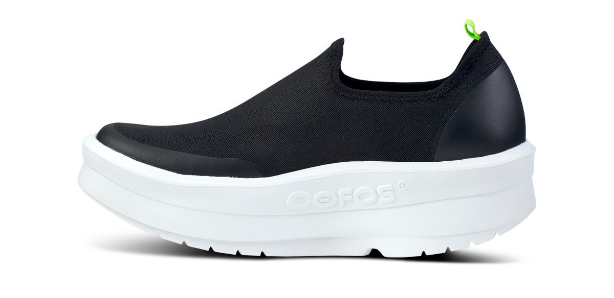 Oofos OOmega eeZee Low Shoe White / Black | 50863-URCB