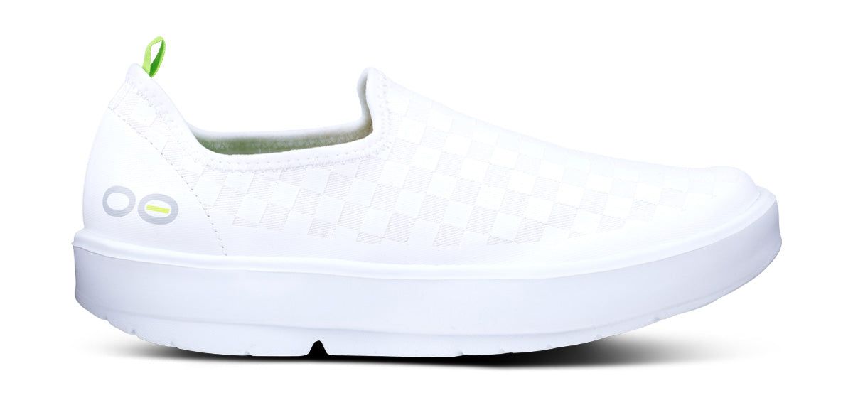 Oofos OOmg eeZee Low Shoe White | 48370-PAGE