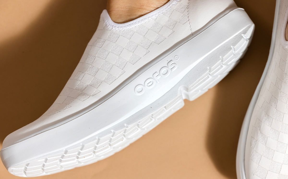 Oofos OOmg eeZee Low Shoe White | 48370-PAGE