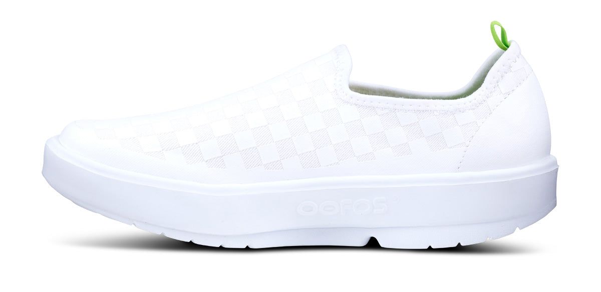 Oofos OOmg eeZee Low Shoe White | 48370-PAGE